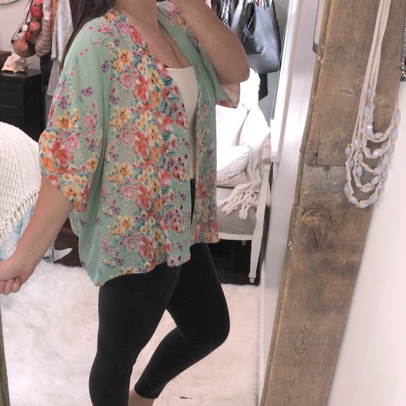 Lovers + Friends small floral kimono - Picture 7 of 12